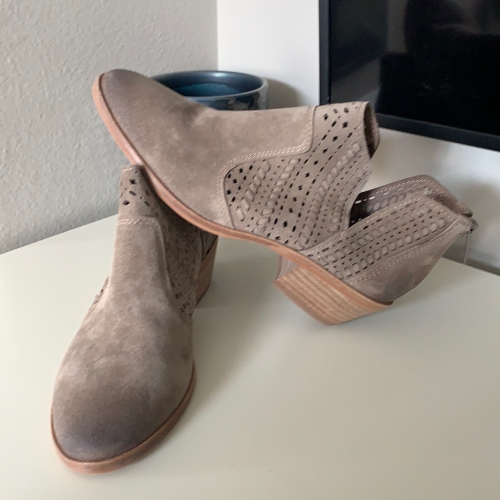 Vince Camuto leather ankle booties sz 8